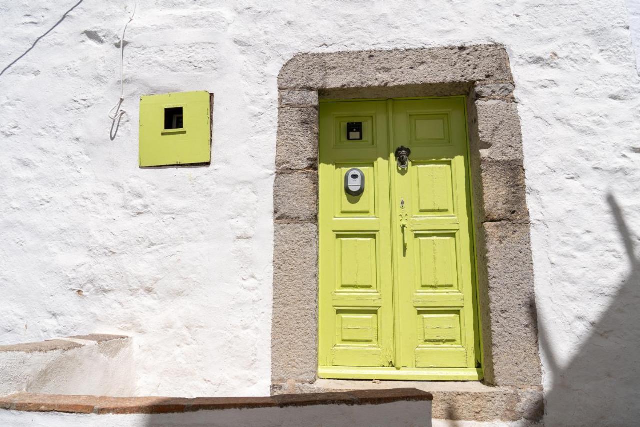 Vintage White House Patmos Apartment Exterior photo
